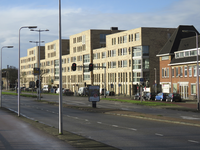 907380 Gezicht op de voorgevels van het woningcomplex Geuzenveste (Marnixlaan) te Utrecht, van bij het park Het Klokkenveld.